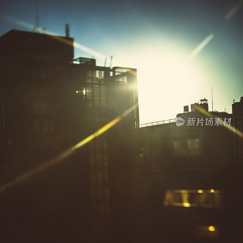 城市建筑在阳光下。