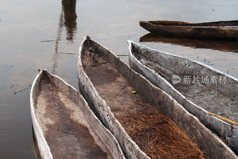 独木舟在奥卡万戈三角洲