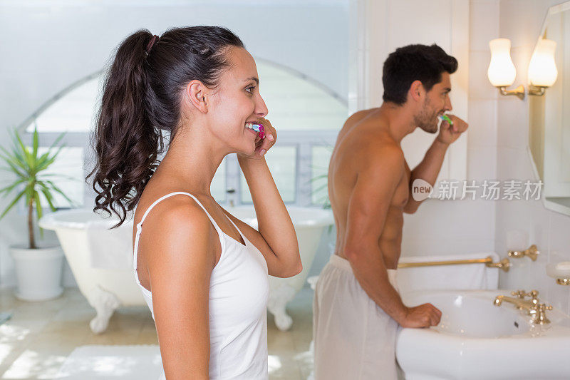 女朋友和男朋友在早上刷牙