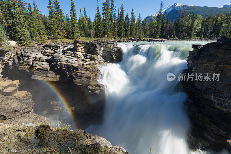 水流过岩石与彩虹加拿大落基山脉河