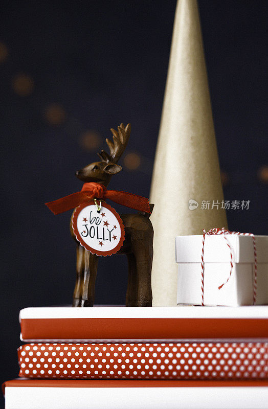 圣诞静物画有鹿、圆锥形树、礼物和留言
