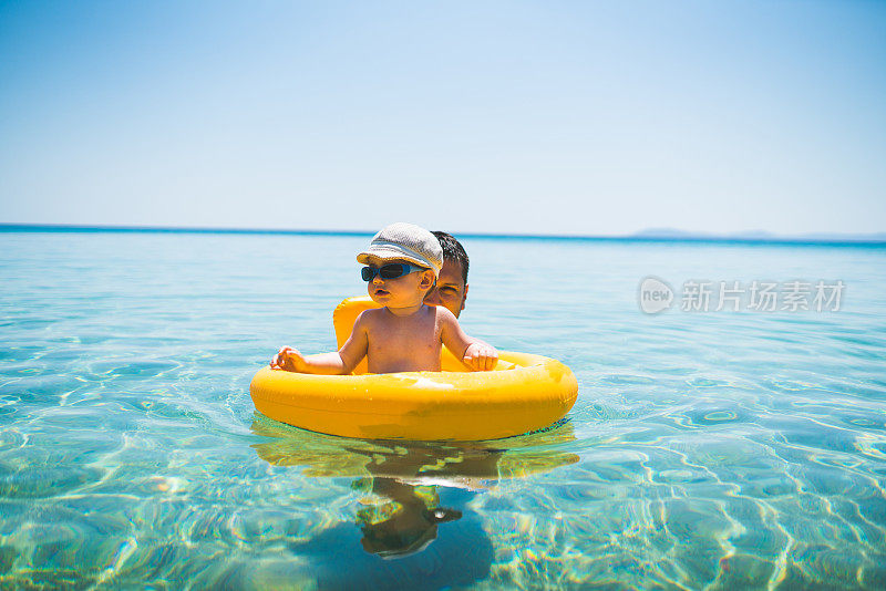 阳光明媚的海滩家庭日