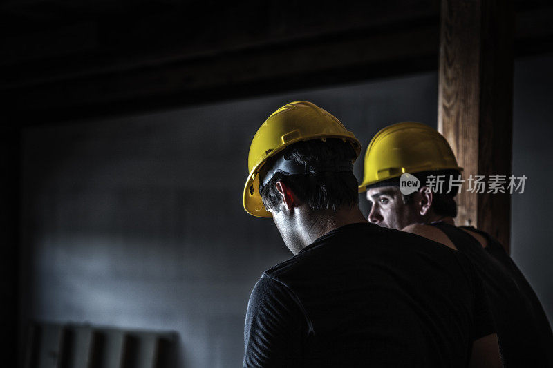 夜班建筑工人在休息时谈话