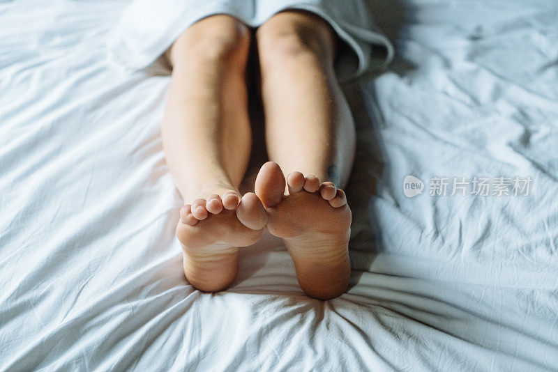 女人的腿在床上