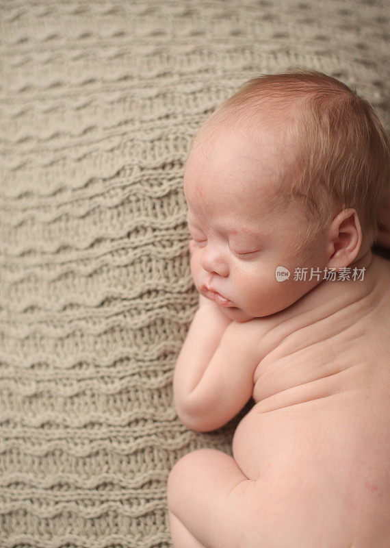 新生儿在毯子上平静地睡觉的鸟瞰图