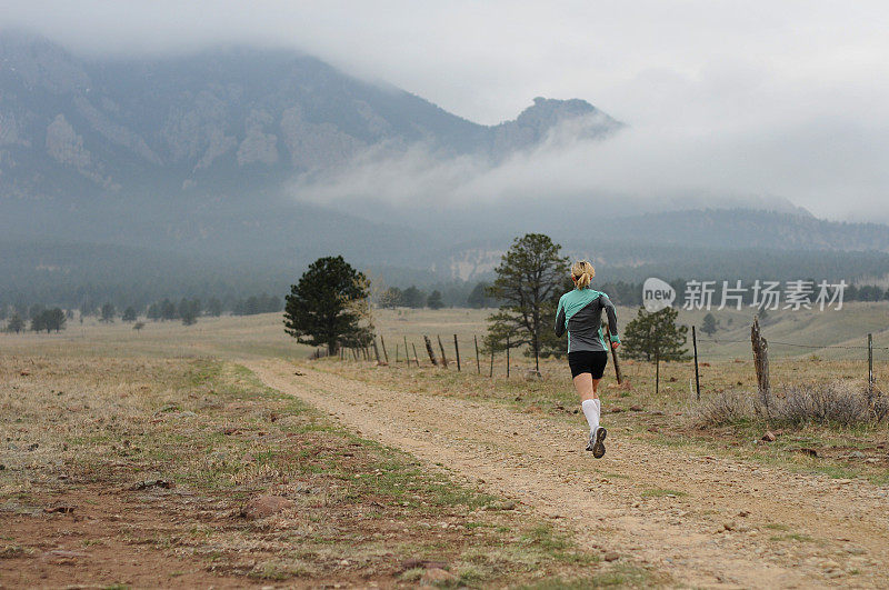 山间小道上的女跑步者