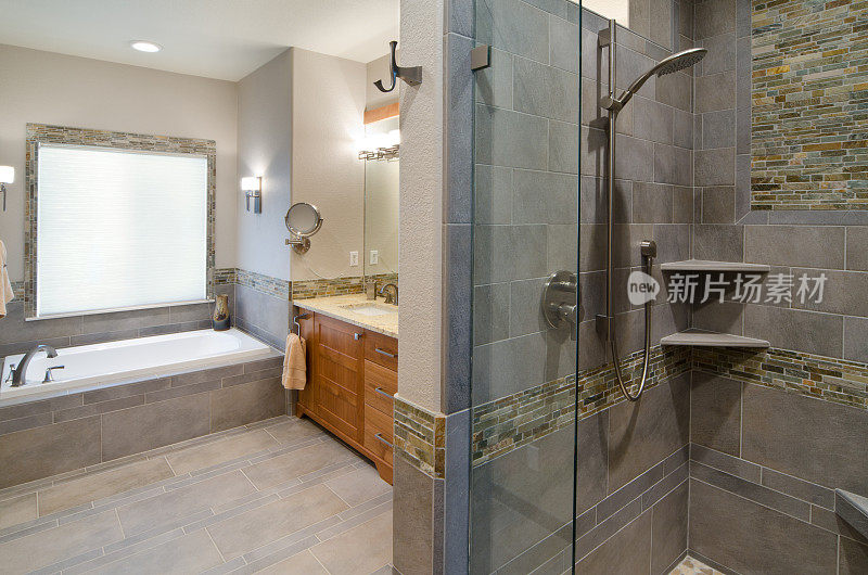 现代浴室，瓷砖淋浴和地板