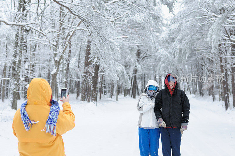 妈妈在雪地里给孩子们拍照