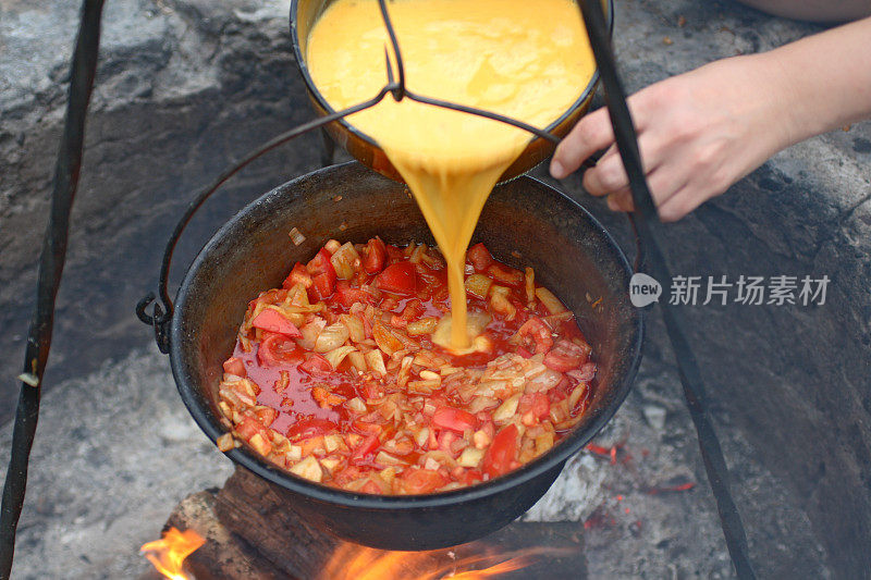 在户外烹饪