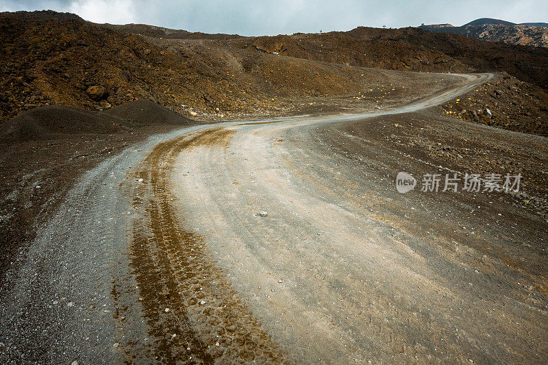 蜿蜒的道路穿过成堆的火山石头