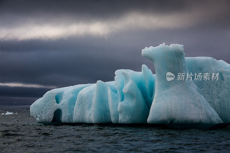 在北冰洋中漂浮着反射的冰山