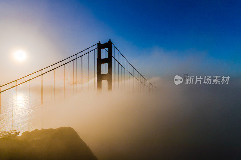 太阳和雾在金门大桥，旧金山