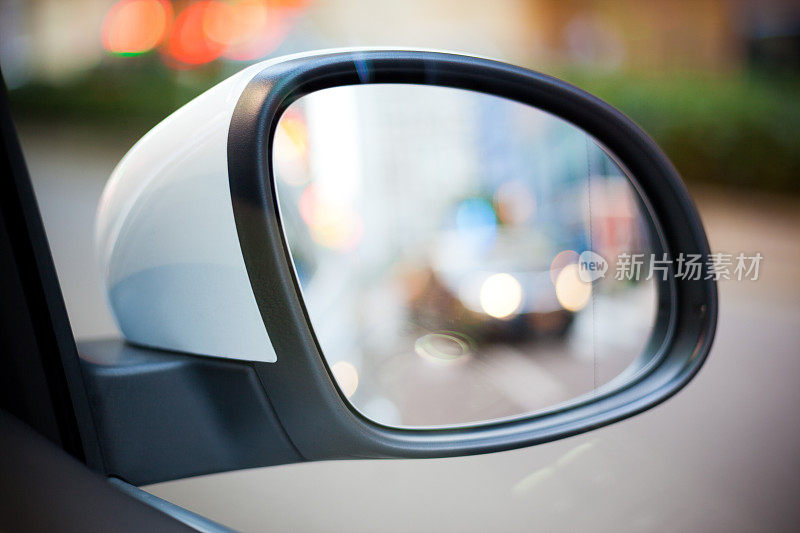 汽车侧后视镜与城市街景反射