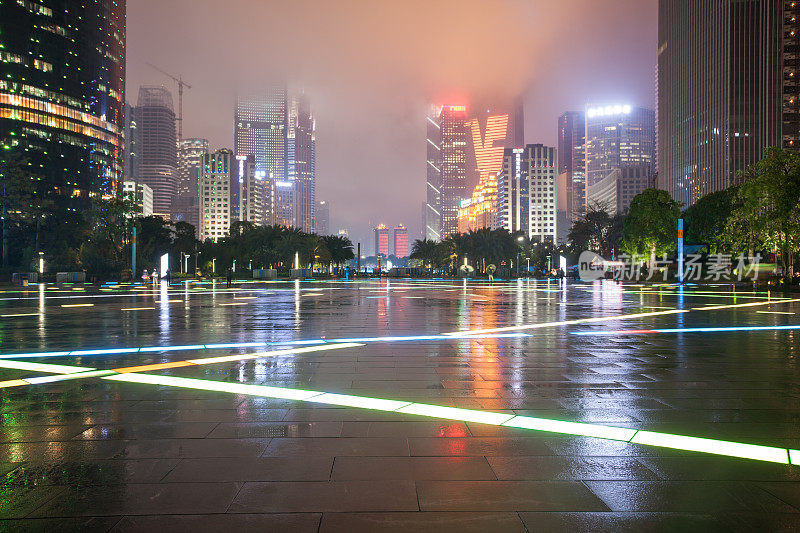 雨天中的华城广场