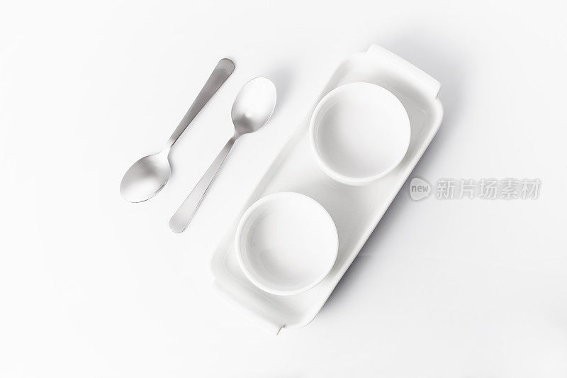 白色背景的双人餐具和勺子