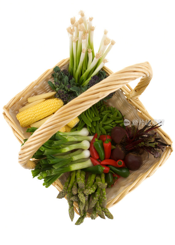 头顶上的柳条篮子的蔬菜在白色的背景