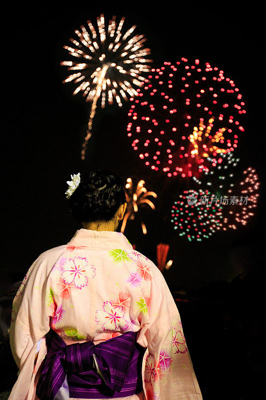 年轻女子看烟花表演