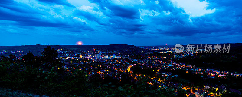 耶拿(图林根，德国)日落后不久的全景照片。