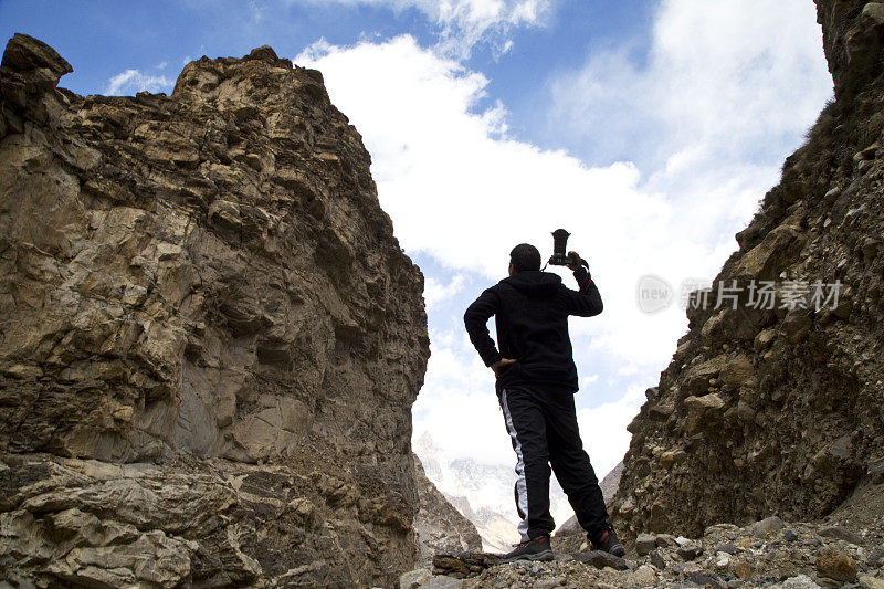 摄影师站在岩石喜马拉雅山脉
