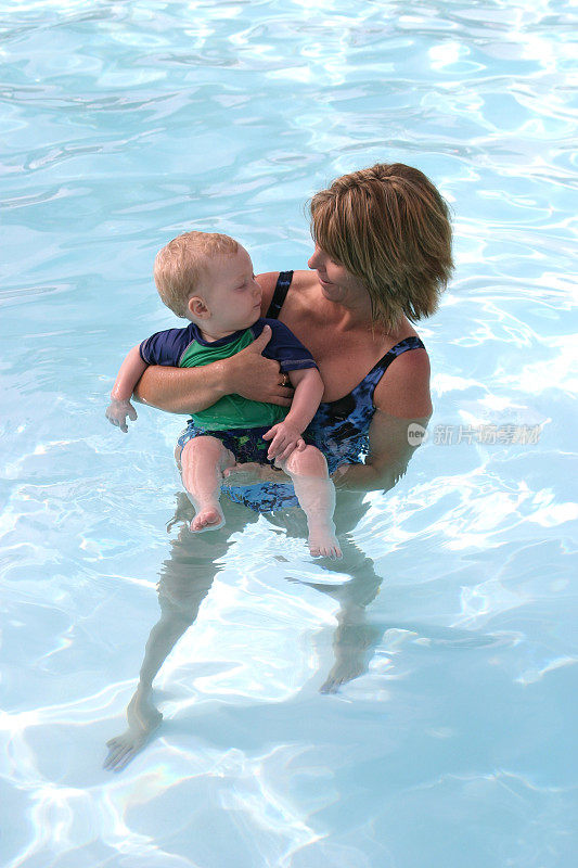妈妈和宝宝在游泳池里玩