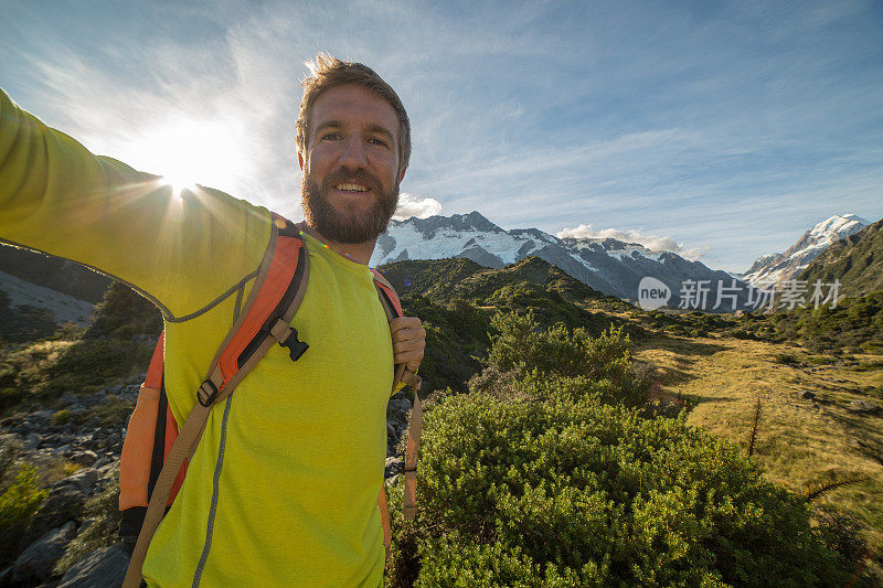 男人徒步旅行的自画像，鼾声和山的背景