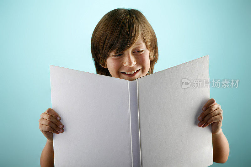 孩子在读一本白皮书