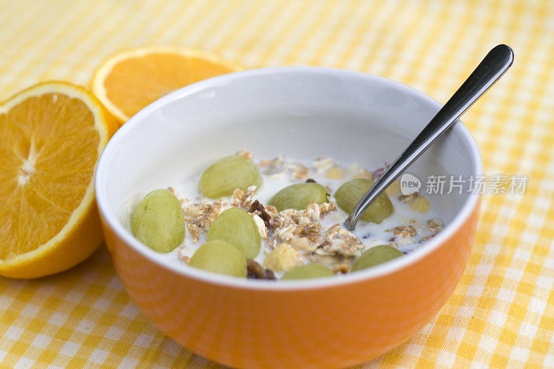 水果牛奶什锦早餐