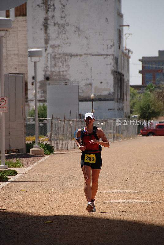 城市环境中的女性跑步者
