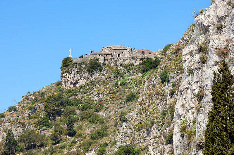 意大利西西里岛陶尔米纳卡斯特莫拉山的小教堂