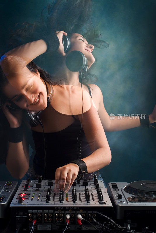 年轻女子DJ在派对的肖像