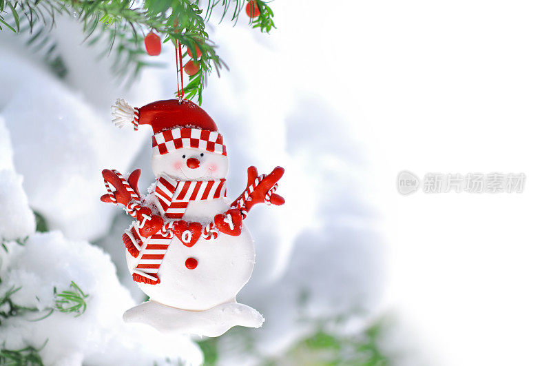 圣诞节装饰雪人挂在松树上