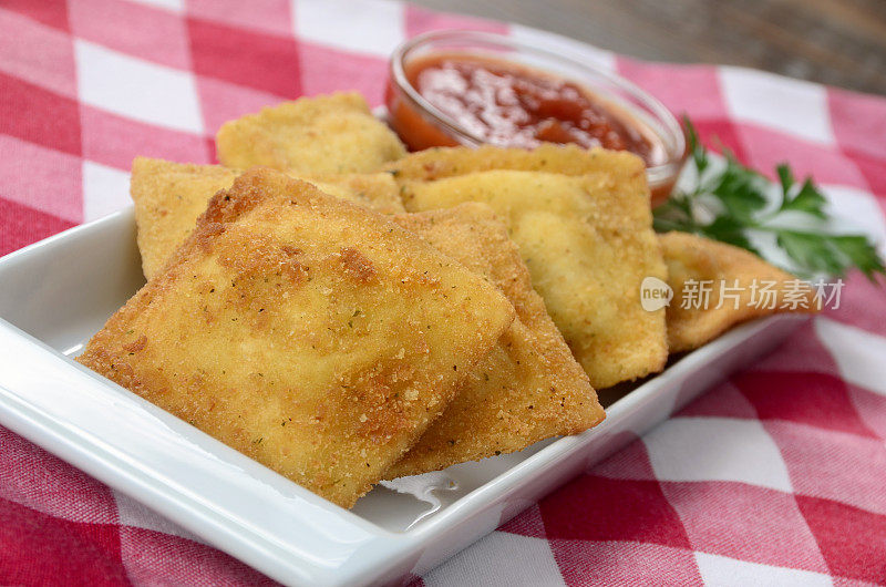 烤馄饨开胃菜