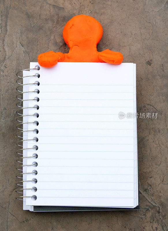 橙色的角色拿着一张白纸
