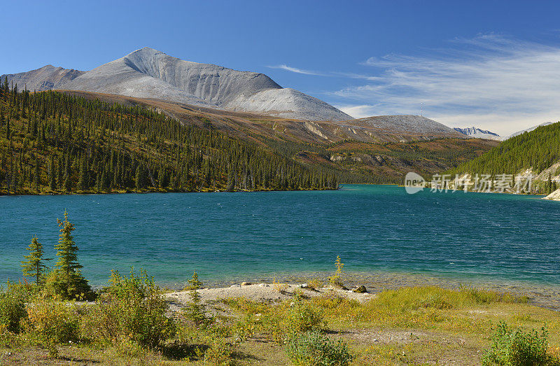 位于加拿大不列颠哥伦比亚省北部落基山脉的一个湖