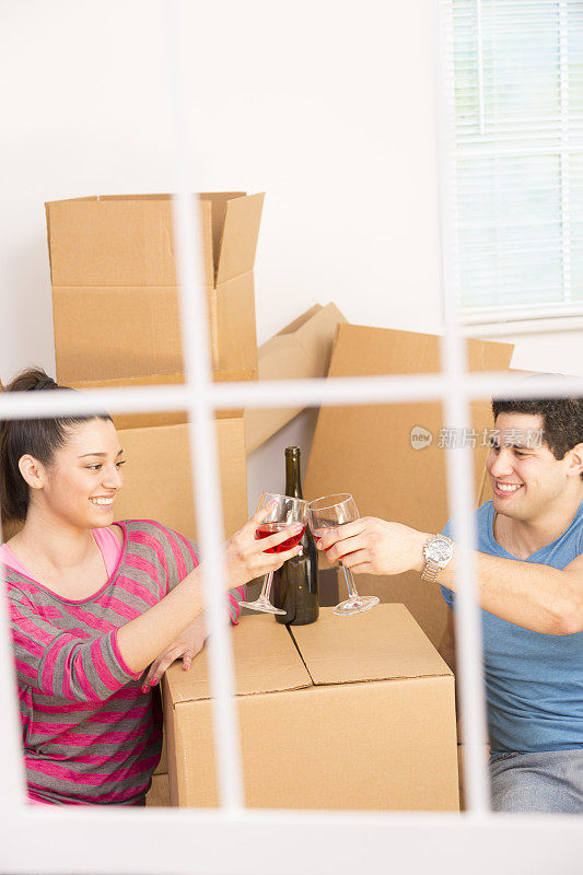 搬家的箱子:拉丁夫妇在新家喝酒。搬迁。
