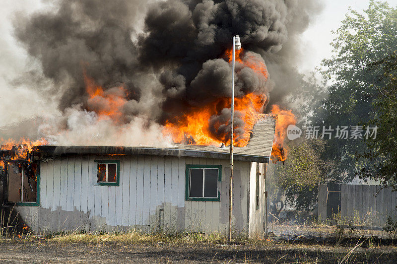 在干旱的加利福尼亚，乡村农舍燃烧失控