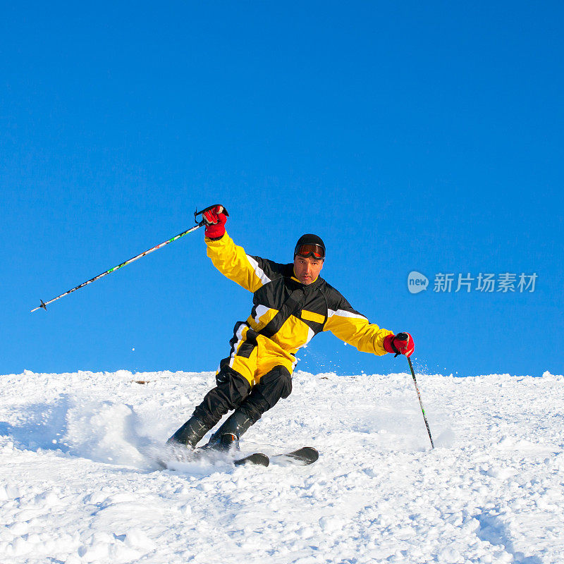 在山前滑雪的运动员