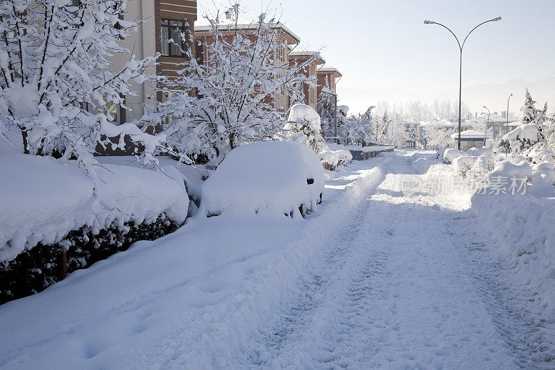 暴风雪过后的街道