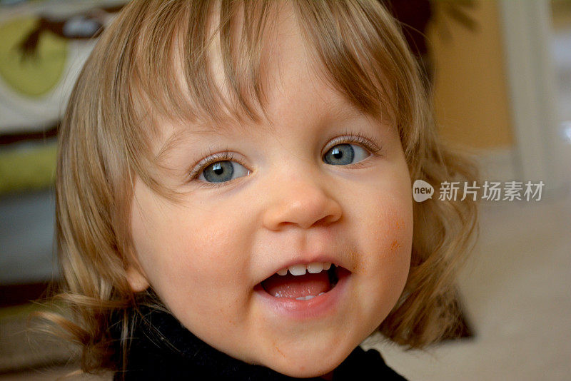 一个美丽的，微笑的，蓝眼睛，金发小孩的肖像