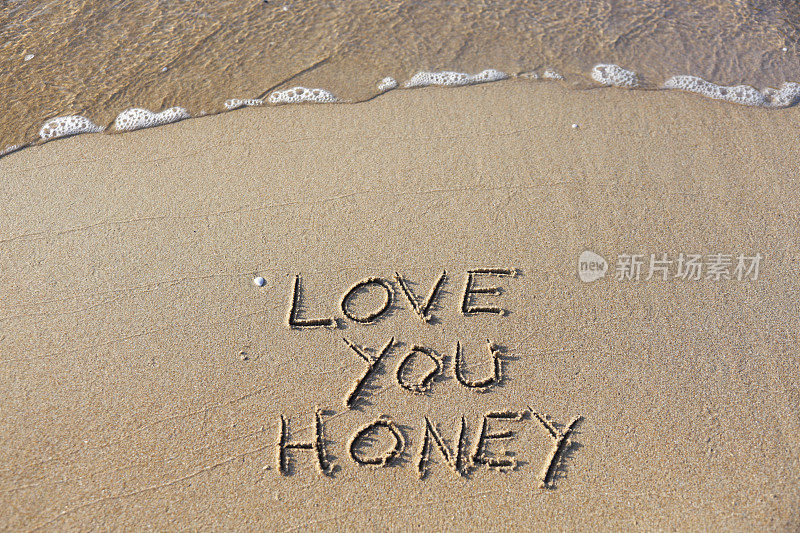 亲爱的，我爱你写在沙滩上。