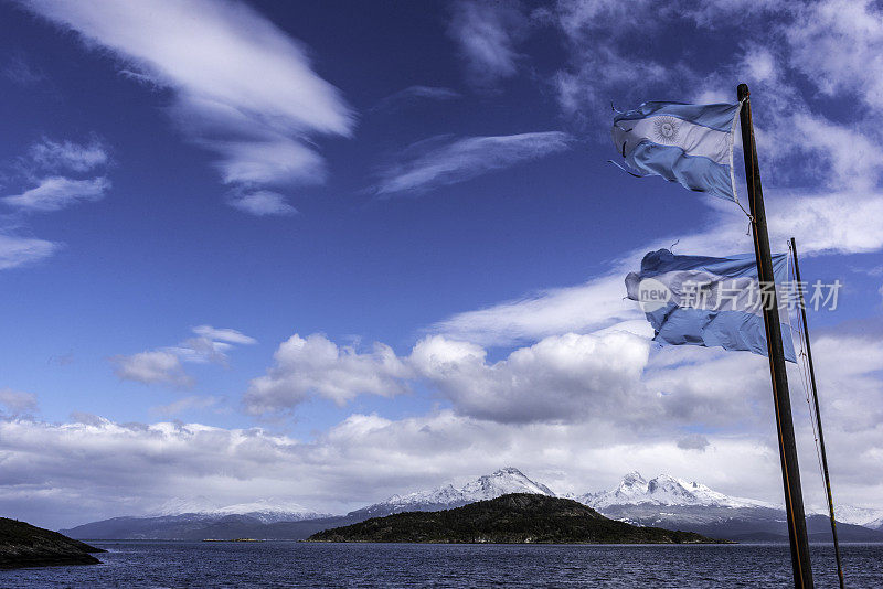 火地岛安第斯山脉上空飘扬的阿根廷国旗