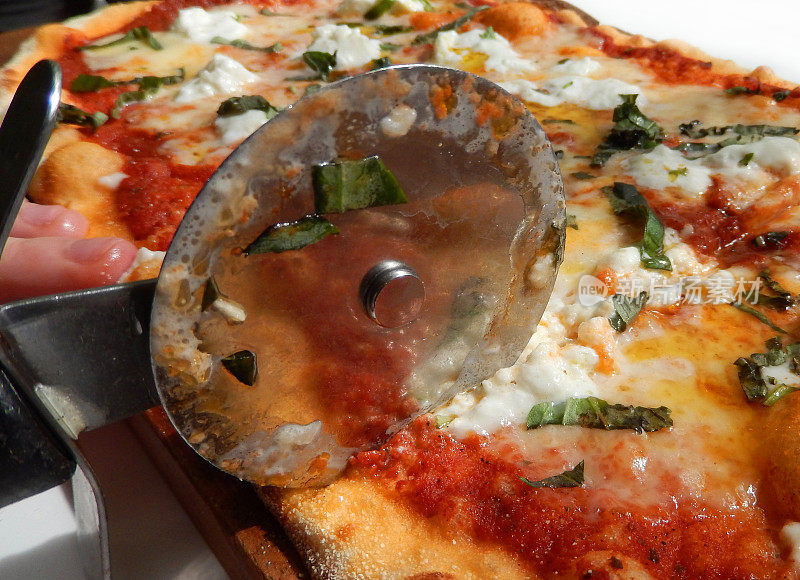 芝士番茄披萨意大利餐厅，披萨轮切刀