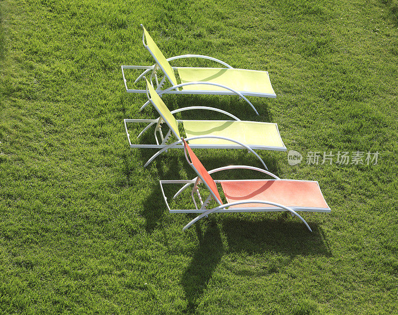绿草和三把空躺椅草坪