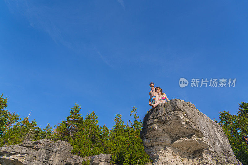 托博莫里的悬崖上，一名年轻男子和一名少女