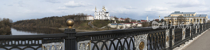 风景优美的维捷布斯克市，白俄罗斯，东欧，从装饰有苏联标志的桥，越过萨帕德纳亚德维那河。