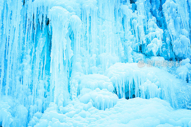 冰柱冰冻瀑布冬天