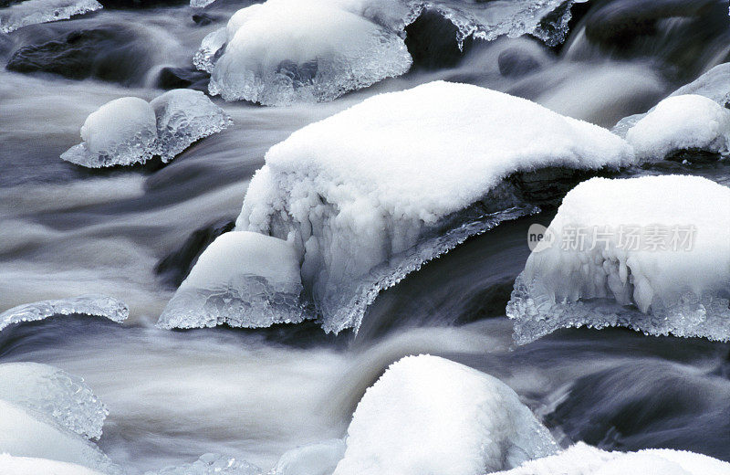 岩石溪流上的雪