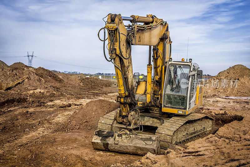 挖掘机在新建道路上施工