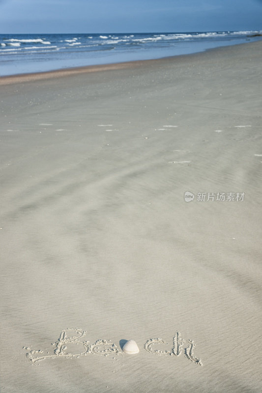 “沙滩”这个词写在湿沙上