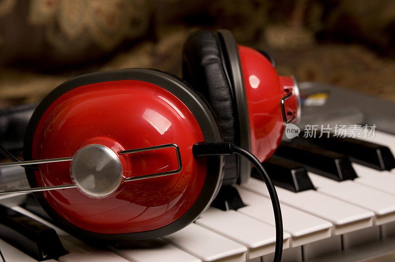 红色耳机上的音乐键盘